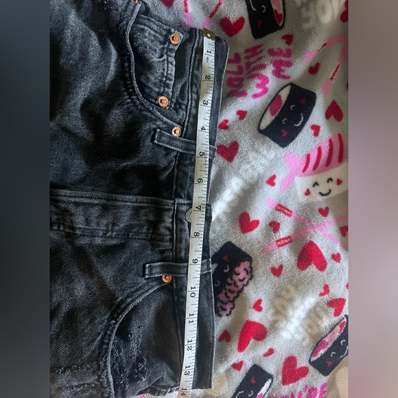 High-Waisted Faded Black Levi Denim Shorts - Picture 4 of 5